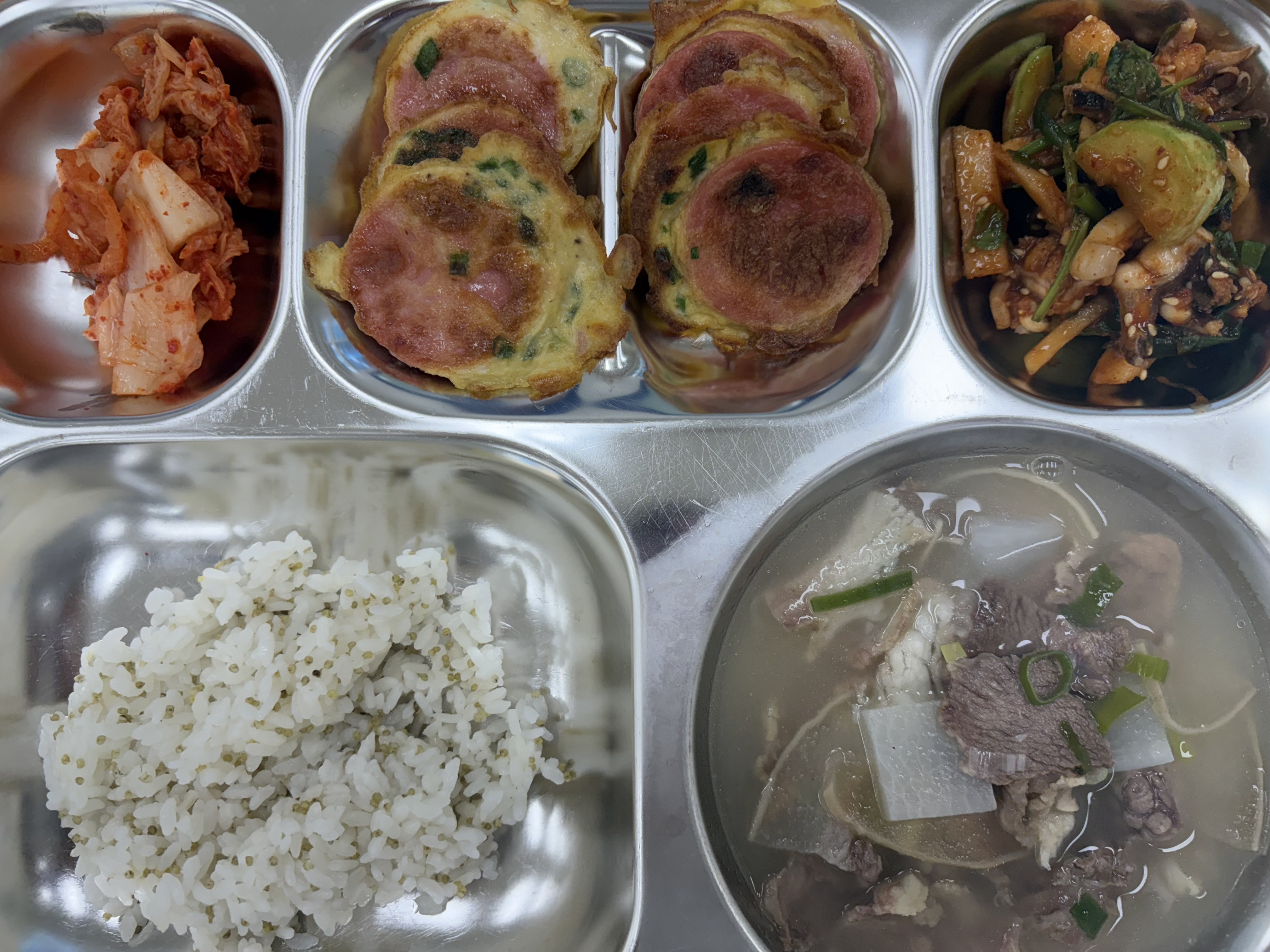 차조밥
한우소머리곰탕13.16
옛날소시지달걀전1.2.5.6.10.13
갑오징어배초무침5.6.13.17
배추김치9.13_이미지