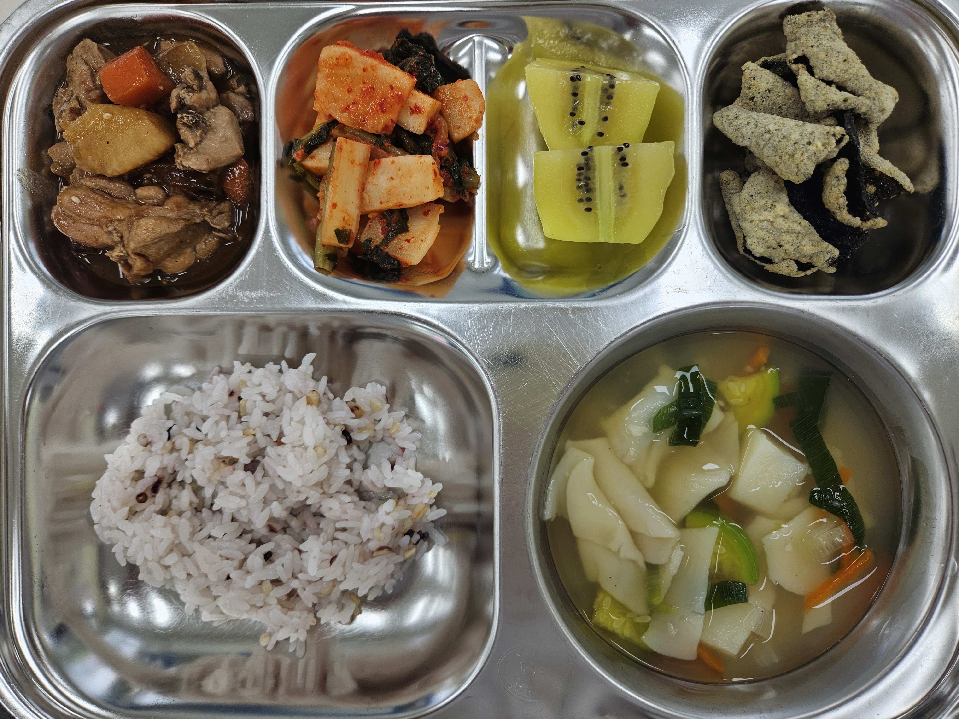 잡곡밥5
손수제비국5.6.13
안동찜닭5.6.13.15
찹쌀김부각5.6.13
총각김치9.13
과일(골드키위)_이미지